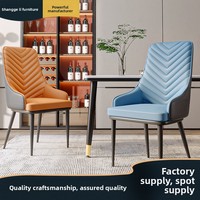 Chaise de salle à manger moderne de luxe léger avec cadre métallique et revêtement en cuir, avec dossier et accoudoirs, pour hôtel, maison ou salle de jeux