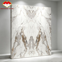 Dalle de porcelaine pleine masse effet Calacatta Gold artificiel, polie et finition mate, 1600x3200x12mm, pour revêtements muraux et de sol