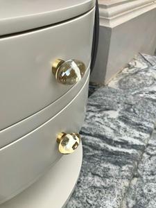 Table de chevet ronde moderne de style mid-century, en bois blanc et gris, avec 2 tiroirs, pour chambre à coucher, appartement, hôtel - Product Image 3