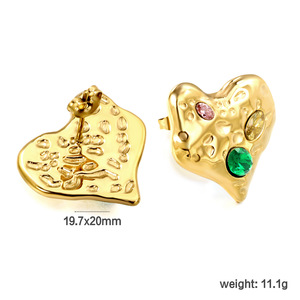 Pendientes con forma de corazón en tono dorado con piedras verdes y rosas, diseño irregular para mujer - Product Image 4