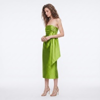 Robe de cocktail élégante vert citron sans bretelles, longueur midi, en satin, avec corsage froncé et détail boucle drapée, couleur chartreuse 2026