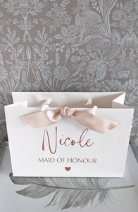 Sacs cadeaux pliables roses en carton recyclé avec logo personnalisé, poignée intégrée, pour vêtements, chaussures et sous-vêtements - Product Image 5