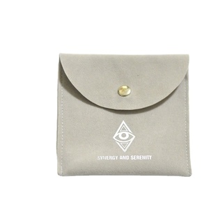 Pochette à bijoux en daim gris clair avec fermeture à bouton-pression et logo argenté personnalisé - Product Image 3