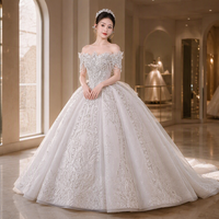 Robe de mariée épaules dénudées, style robe de bal, ornée de perles et de paillettes, longueur ras du sol, avec traîne chapelle pour la mariée