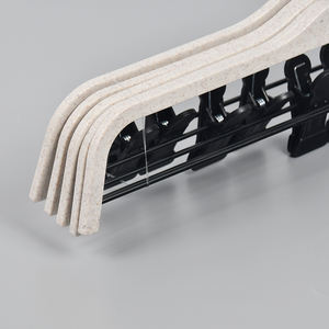 Percha <span class=keywords><strong>de</strong></span> plástico <span class=keywords><strong>de</strong></span> paja <span class=keywords><strong>de</strong></span> trigo <span class=keywords><strong>de</strong></span> marca personalizada para pantalones, perchas duraderas <span class=keywords><strong>de</strong></span> plástico <span class=keywords><strong>ZARA</strong></span> para pantalones con clips <span class=keywords><strong>de</strong></span> plástico - Product Image 5