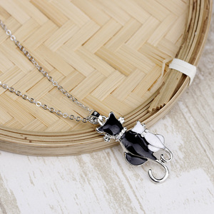 Collana con Ciondolo Gatto Bianco e Nero, Design Animale con Pietra Scintillante, Elegante Collana da Donna - Product Image 3