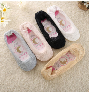 नया नो शो लैसी फूल सिलिकॉन रबर एकमात्र एंटी-स्लिप एंटी-ऑफ पारदर्शी अदृश्य मोजे महिलाओं के लिए - Product Image 1