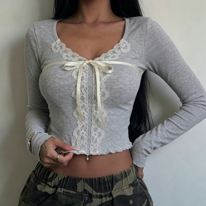 T-shirt court à col en V, style européen, en dentelle, avec nœud papillon et volants, coupe ajustée et flatteuse - Product Image 1
