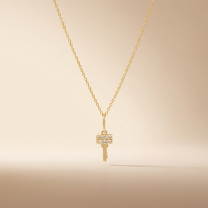 Collar con Colgante de Llave de Lujo Chapado en Oro, Micro Pavé de Diamantes Cultivados en Laboratorio, Certificado IGI, Joyería Fina, Elegante Amuleto de Llave - Product Image 3