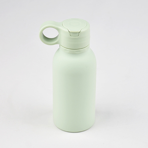 Bouteille d'eau de cyclisme anti-fuite avec couvercle rabattable en silicone de qualité alimentaire pour les voyages, les entraînements, sans BPA, logo personnalisé - Product Image 1