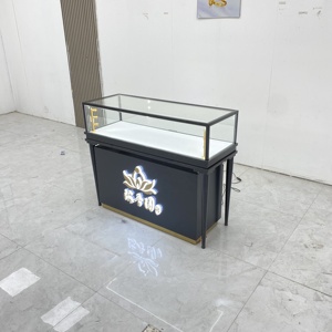 Exhibidor de Joyería de Lujo Negro y Dorado - Vitrina de Vidrio con Iluminación LED y Mostrador de Marca - Product Image 4