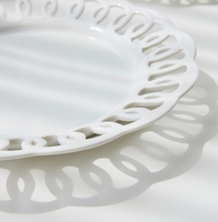 Assiettes de présentation en porcelaine blanche en gros, gaufrées, avec dentelle ajourée, pour mariage, lot d'assiettes de dîner