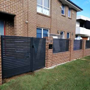 Panneaux de clôture en aluminium à lattes avec <span class=keywords><strong>portail</strong></span> <span class=keywords><strong>coulissant</strong></span> électrique - Clôture de sécurité et d'intimité, design moderne extérieur - Product Image 3