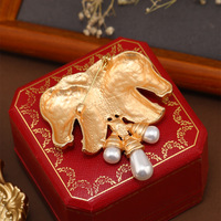 Broche Rétro Doré Mat Double Cheval avec Gemme Rouge, Strass Transparent et Perle Goutte d'Eau – Épingle de Revers de Luxe pour Costume et Bijoux de Soirée