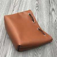 Pochette en cuir PU marron épaisse personnalisée avec logo gaufré, cordon de serrage, tendance et recyclable