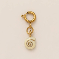 Pendentif émaillé aux couleurs vives, texture douce et charmante, style dessin animé fantaisiste, thème océan, accessoire de luxe estival