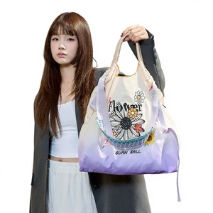 กระเป๋าช้อปปิ้งทรงใหม่สำหรับฤดูร้อน  ปักลายไล่เฉดสี  กันน้ำ  วัสดุไนลอน  ปิดด้วยสายรัด  แฟชั่นเข้าได้กับทุกชุด  ดีไซน์เฉพาะตัว  จุของได้เยอะ - Product Image 1
