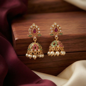 Pendientes de Perlas de Alta Calidad con Diseño Étnico Tradicional, Adornados con Kundan y Paisley, en Aleación de Zinc Dorada - Product Image 1