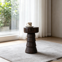 Table sur pied en bois sculptée et texturée, d'inspiration tribale, pour la décoration intérieure
