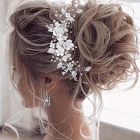 Serre-tête floral blanc avec fleurs en argile douce et fausses perles, bandeau en alliage à feuilles pour la danse, les mariages et les événements formels