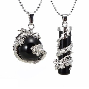 Pendentif en cristal de pierre précieuse de guérison Reki, <span class=keywords><strong>dragon</strong></span> en onyx noir argenté enveloppé autour d'une boule + cylindre, 1 ensemble (2 pièces) par sac - Product Image 1