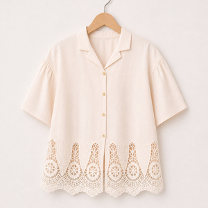 Achetez un haut beige à dentelle avec manches courtes et boutons, un haut décontracté et tendance pour l'été et les occasions quotidiennes pour femmes. - Product Image 1