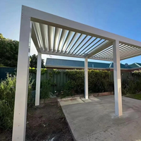 Pergola à toit à lames orientables automatique, structure durable, éclairage LED extérieur étanche, OEM ODM, toutes saisons, pour hôtels et complexes hôteliers