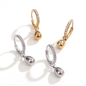 Boucles d'oreilles élégantes Teardrop Huggie plaquées deux tons avec des accents CZ Cadeau de bijoux à la mode pour les femmes qui aiment les motifs délicats - Product Image 1