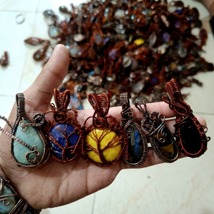 Pendentifs en pierres précieuses faits à la main en gros, enveloppés de fil de cuivre |   Pendentifs en cristal naturel Arbre de Vie |   Bijoux en pierres de guérison en gros - Product Image 1