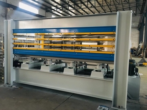 Machine de presse à chaud <span class=keywords><strong>hydraulique</strong></span> automatique de haute qualité pour la fabrication de portes en bois Machine de presse à chaud fabriquée en Chine - Product Image 3