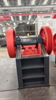Concasseur à mâchoires mini portable le plus vendu pour la broyage de pierres, de minerai et de roches ; moteur diesel disponible sur demande.