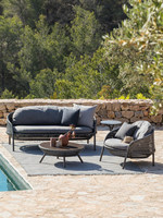 Ensemble de jardin moderne minimaliste en osier avec chaise et table, doté de caractéristiques amovibles, démontables et lavables, idéal pour balcon et cour.