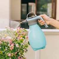 Botol semprot plastik genggam portabel, pompa tekanan taman Mini Manual 2L untuk kabut dan penyiraman ringan