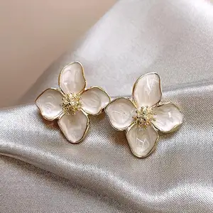 Vintage Metal Enamel Flower Shaped Earrings for Women 2024 Retro Gold Plated Flower Stud Earrings Jewelry