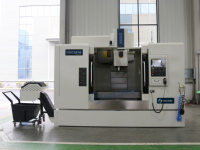 Centre d'usinage CNC de précision sur mesure OEM VMC1370 pour l'acier