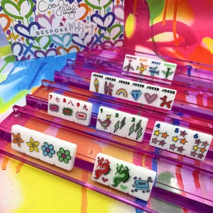 Jeu de Mahjong Américain en Plastique de Luxe, Motif Arc-en-ciel Pop Art Coloré avec Étoiles et Avions, pour Soirées de Jeu en Intérieur - Product Image 1