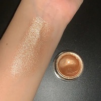 Crème illuminatrice longue tenue à texture crémeuse, effet glow pour le visage, éclat lumineux, waterproof, vegan, marque privée