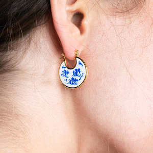 Boucles d'oreilles rétro ROXI de style oriental en porcelaine bleue et blanche avec placage en or 18 carats - Product Image 4