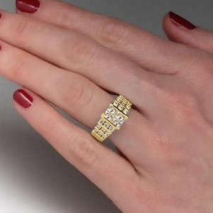 Anello di Fidanzamento T0716 per Donna in Oro Giallo con Diamante Taglio Principessa Colore G Naturale e Diamanti Laterali - Product Image 5