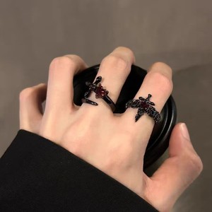 Anello Aperto in Lega con Micro-pavé di Pietre Naturali a <span class=keywords><strong>Croce</strong></span> Scura - Stile Gotico di Nicchia di Alta Gamma - Product Image 1