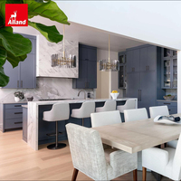Meubles de cuisine complets sur mesure Alland, design laqué, armoires hautes de style Shaker avec îlot et table à manger