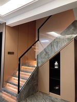 Meuble d'escalier modulaire personnalisé en panneaux stratifiés pour rangement sous escalier, salon et appartement