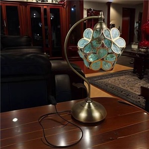 Lampe de table moderne en verre dépoli et fer avec abat-jour cloche, lampe de lecture LED pour bureau/stude, intensité réglable, piles incluses - Product Image 3