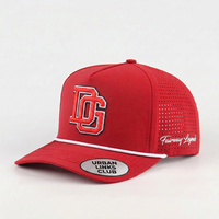 Casquette de sport imperméable blanche à étiquette privée, en polyester, avec détail de corde découpée au laser, patch en caoutchouc, logo personnalisé