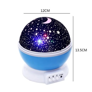 Lámpara Nocturna Giratoria LED con Cielo Estrellado, Lámpara de Mesa Decorativa Creativa, Proyector con Alimentación por Batería/USB, Regalo para Niños - Product Image 1