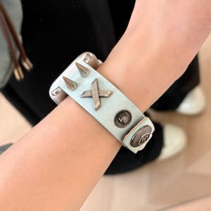 Cinturino Forwelleny in Pelle Artigianale con Borchie Stile Retrò Punk per <span class=keywords><strong>Apple</strong></span> Watch Serie 11 10 9 8 SE Ultra 2 Donna/Uomo - Product Image 4