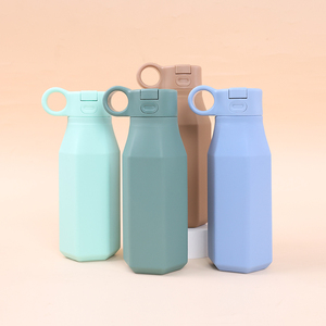 Bouteille d'eau chic en silicone platine sans BPA, anti-fuite, facile à nettoyer, avec poignée de transport en silicone pour l'école, les enfants, les filles et les garçons - Product Image 5