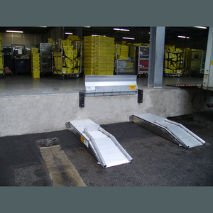 Nouvelle rampe d'accès TMUP haute performance - Construction en aluminium durable, jante en alliage d'aluminium, capacité de charge de 4000 kg, efficace pour l'entrepôt - Product Image 1