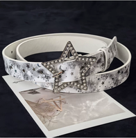 Cette ceinture élégante en alliage présente une sangle imprimée ciel étoilé rêveur et une boucle plaquée ornée de strass étincelants.