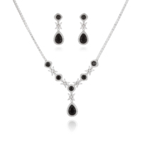 Parure de bijoux brillante, accessoire de coiffure, minimalisme coloré, zircone en forme de goutte d'eau colorée, présentation raffinée, parures de bijoux colorées